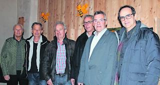 Eingezogen. Zum Schutz der Bienen setzen Herbert Dirren, Stiftungsratspr&auml;sident &laquo;Isch&auml;rs Agaru&raquo;, die beiden OBVZ-Vorstandsmitglieder Alfons Schaller und Paul Schmidt sowie deren Pr&auml;sident Christian Loretan, der kantonale Bieneninspektor Franz-Josef Salzmann und Stiftungsratsmitglied Bernhard Mathieu (von links) auf ein eigenes Kompetenzzentrum.  