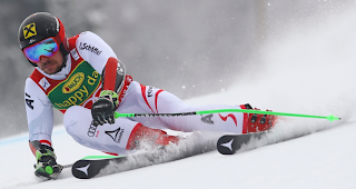 Marcel Hirscher holt sich den Tagessieg und die kleine Kugel.