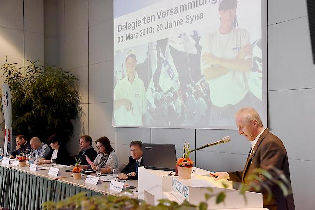 Toni Biderbost, Präsident von Syna die Gewerkschaft Oberwallis (rechts), konnte am Samstagmorgen im Visper La Poste zahlreiche Gewerschafterinnen und Gewerkschafter zur Jubiläums-DV begrüssen.