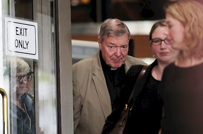 Kardinal George Pell verlässt das Gericht in Melbourne.