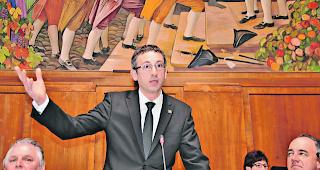 Noch viel zu tun. Will Staatsrat Fr&eacute;d&eacute;ric Favre die Olympia-Abstimmung im Juni gewinnen, muss die Frage nach der &Uuml;bernahme eines allf&auml;lligen Defizits zwingend beantwortet werden. 