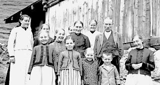 Lang ist es her. Die Familie Josef und Veronika Murmann-Rieder, fotografiert um 1950 von Feriengast Albert Mahler. 
