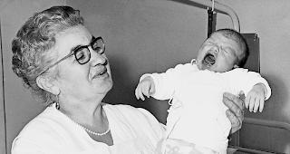 Eines von 8000. Adeline Favre, hier im Jahr 1966, k&uuml;mmert sich um ein Neugeborenes.   