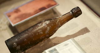 Eine ebenfalls sehr alte Flaschenpost im Maritimen Museum in Hamburg. (Symbolbild)