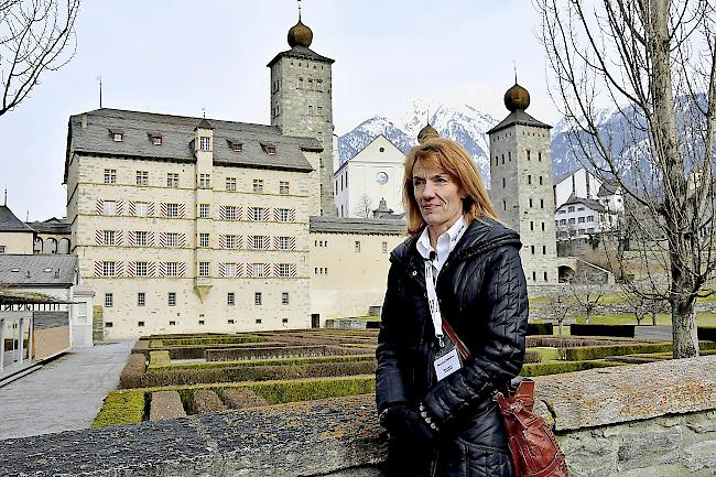 Romaine Nanchen vor dem Stockalperschloss.