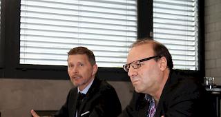 Lancierten die neue Schwarzarbeit-App f&uuml;r den Kanton Wallis: Serge M&eacute;trailler, Direktor des Walliser Baumeisterverband, und Bernard Tissi&egrave;res, Mitglied der Aufsichtskommission des VVBK.