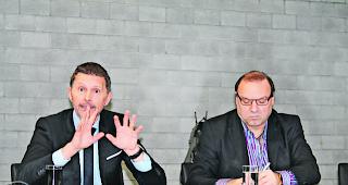 Schwarzarbeiter im Visier. Serge M&eacute;trailler (links), Direktor des Walliser Baumeisterverbands, und Bernard Tissi&egrave;res, Chef der christlichen Gewerkschaften des Welschwallis, stellten am Mittwoch in Sitten die &laquo;Schwarzarbeits-App&raquo; des VVBK vor. 