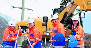 Teurer und teurer. Andreas G&ouml;tz, Vizedirektor Bundesamt f&uuml;r Umwelt BAFU, Staatsrat Jean-Jacques Rey-Bellet, Staatsratspr&auml;sident Jean-Michel Cina und R3-Projektleiter Tony Arborino (von links) beim Spatenstich zur dritten Rhonekorrektion in Lalden am 27. Januar 2009.  