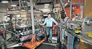 &laquo;Herumschrauben&hellip;&raquo;. Mit der Maschine namens &laquo;SIX&raquo; wirft Daniel Mazzone R&ouml;ntgenstrahlen auf seine Proben. 