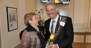 Blumige &Uuml;berraschung. Grossratspr&auml;sident Diego Wellig (mit Doris Schmidhalter N&auml;fen) verteilte Rosen an die Frauen .