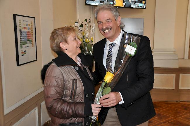 Blumige Überraschung. Grossratspräsident Diego Wellig (mit Doris Schmidhalter Näfen) verteilte Rosen an die Frauen .