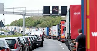 Fl&uuml;chtlinge. In einem Lastwagen wurden in Deutschland &uuml;ber zwanzig Fl&uuml;chtlinge aus dem Iran und dem Irak entdeckt (Symbolbild).