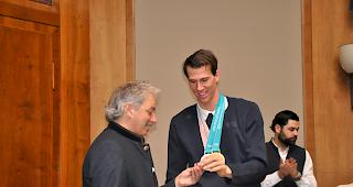 &Uuml;berraschungsgast. Olympiasieger Ramon Zenh&auml;usern (mit Grossratspr&auml;sident Diego Wellig) hielt im Parlament eine flammende Olympiarede.