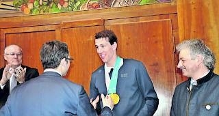 Ein Olympiasieger gab Schub. Ramon Zenh&auml;usern wird von Staatsrat Fr&eacute;d&eacute;ric Favre willkommen geheissen. Grossratspr&auml;sident Diego Wellig (rechts) und der zweite Vizepr&auml;sident des Grossen Rates, Gilles Martin (links), freuen sich &uuml;ber den Auftritt des erfolgreichen Vispers. 