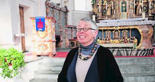 Kirche Reckingen. Anner&ouml;s Hulliger gab jeweils vor Konzertbeginn eingehende Kommentare und Anregungen zu Orgel und Werken. 