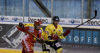 Siders und Simon Rumo (links) legen zum 2:1 in der Finalserie vor.