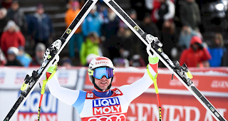Beat Feuz feiert seinen Triumph.