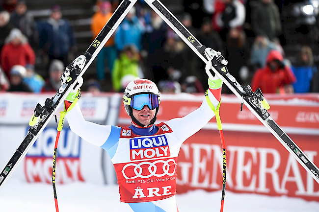 Beat Feuz feiert seinen Triumph.