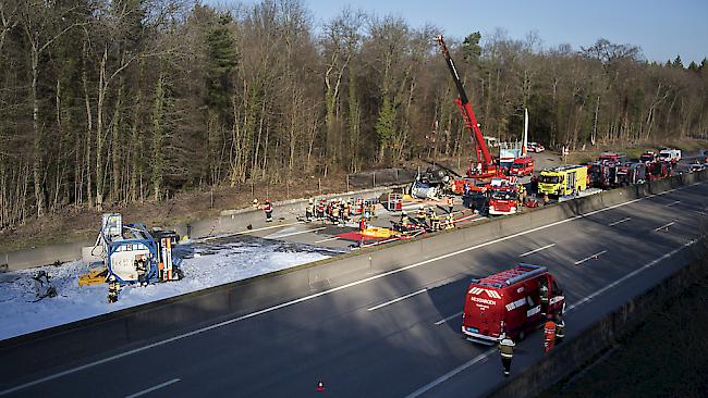 Unfallstelle. Beim Unfall auf der A2 wurde der Fahrer schwer verletzt.