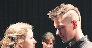 Moderne R&auml;uber. Von links: Sanne Gruber (Spiegelberg), Regisseurin Barbara Terpoorten und Simon Gerber (Karl).