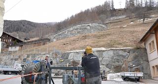 Startschuss. Mittels Seilwinden wurden in dieser Woche die Seile der oberen Sektion Staldenried-Gspon eingezogen. Die Demontage der Seile der unteren Sektion erfolgt bereits in der kommenden Woche.