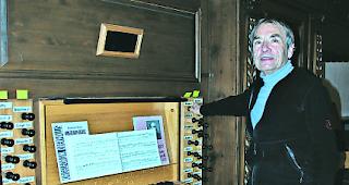 Experte. Organist J&uuml;rg Brunner erl&auml;utert die Registerz&uuml;ge des F&uuml;glister-Instrumentes aus dem Jahr 1980. 