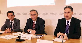 Beda Albrecht (Chef der kantonalen Steuerverwaltung), Staatsrat Roberto Schmidt und Bernard Morand (Chef der Sektion juristische Personen bei der kantonalen Steuerverwaltung) pr&auml;sentieren die Steuervorlage 17 (von links).