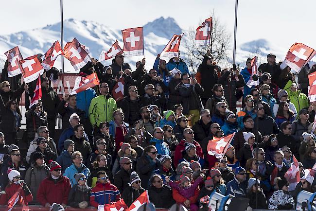 Herausforderungen. Zuschauer im Zielraum von Crans Montana (Symbolbild).