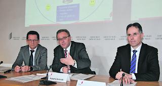 Informierten. Beda Albrecht (Chef der kantonalen Steuerverwaltung KSV), Staatsrat Roberto Schmidt und Bernard Morand (Chef der Sektion juristische Personen bei der KSV, von links) pr&auml;sentierten gestern die Steuervorlage 17. 