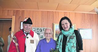 Jahrhundertereignis. Weibel Kurt Locher und Staatsr&auml;tin Esther Waeber-Kalbermatten gratulieren Lydia Holzer-Bittel zu ihrem 100. Geburtstag. 