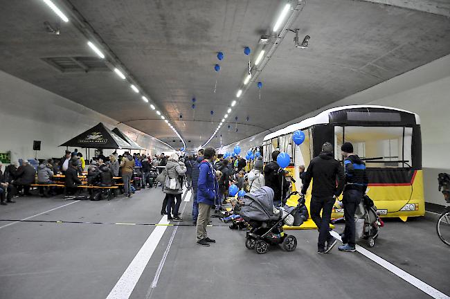 Einmal etwas anderes: Volksfeststimmung in der Südröhre des Tunnels Eyholz.