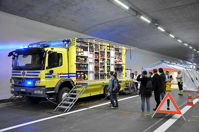 ...oder verschiedene Maschinen und Fahrzeuge – hier einen speziellen Sanitätswagen – zu bestaunen.