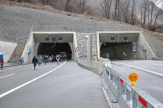 Das Ostportal des Tunnels Eyholz. In der südlichen Tunnelröhre (links) wurde fleissig geradelt, spaziert und diniert, während die Nordröhre für den Shuttleservice zwischen Brig und Visp reserviert war.