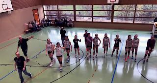 Glatter Dreisatzsieg in B&ouml;singen: Die 1.-Liga-Volleyballerinnen feiern den Ausw&auml;rtssieg gegen VBC Kerzers.