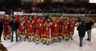 Der HC Siders feiert den Finalsieg gegen Franches Montagnes,
