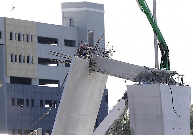 Bei Miami ist am Donnerstag eine 53 Meter lange Fussgängerbrücke eingebrochen. Der Einsturz forderte sechs Menschenleben. 