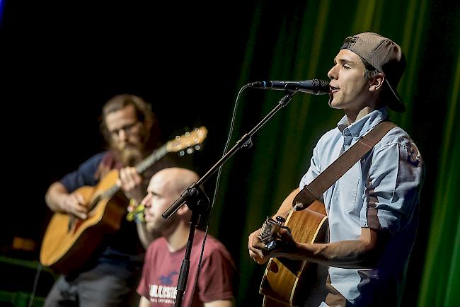 Claude Pierre mit Band bei seiner Darbietung des Songs «Coming home».