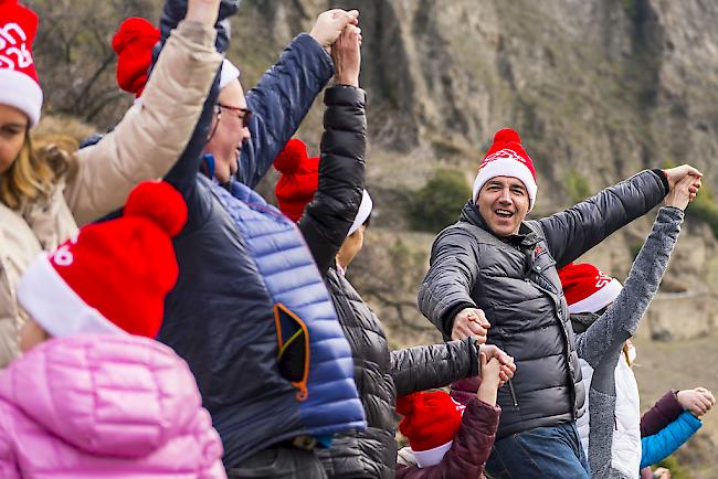 Am Sonntag versammelten sich rund 1000 Menschen oberhalb von Sitten, um für die Kandidatur für die Olympischen Winterspiele zu werben. Darunter auch Staatsrat Christophe Darbellay. 