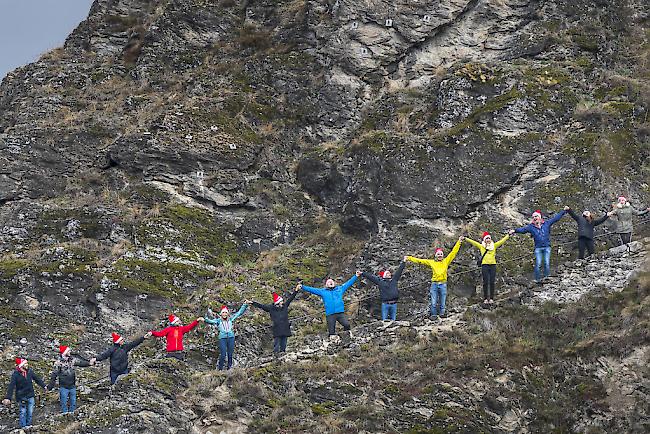 Unterstützung für «Sion 2026» mit einer 800 Meter langen Menschenkette. 