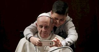 Papst Franziskus fordert bessere Perspektiven f&uuml;r junge Menschen. 