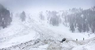 Sucharbeiten nach den versch&uuml;tteten Skifahrern nach einem Lawinenniedergang im Vallon d