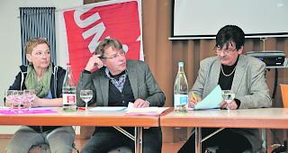 Punkt. Schluss! Doris Schmidhalter-N&auml;fen, Pr&auml;sidentin Unia Wallis, German Eyer, Sektionssekret&auml;r Oberwallis, und Armin Bumann, Sektionspr&auml;sident Unia Oberwallis, fordern in einer Resolution die Lohngleichheit. 