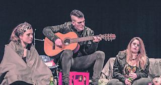 Protest. Karl und seine Clique k&auml;mpfen mit Ideologie gegen die Grossen. 