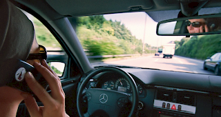 Die Ben&uuml;tzung eines Mobiltelefons w&auml;hrend der Fahrt erh&ouml;ht nachweisbar die Unfallgefahr.