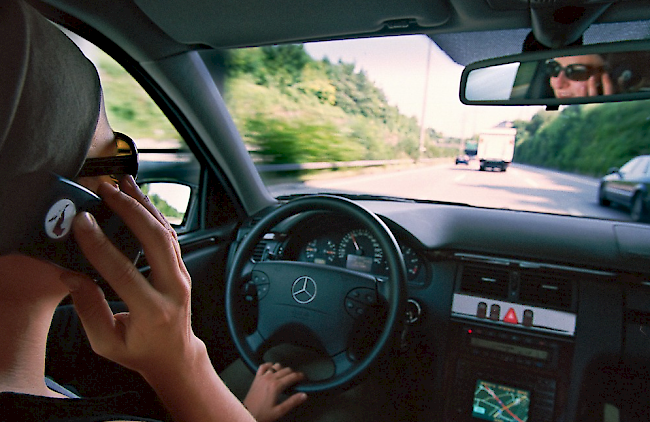 Die Benützung eines Mobiltelefons während der Fahrt erhöht nachweisbar die Unfallgefahr.