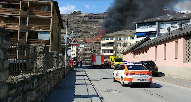 Auf dem Dach eines Mehrfamilienhauses in Sitten ist am Mittwoch ein Feuer ausgebrochen.