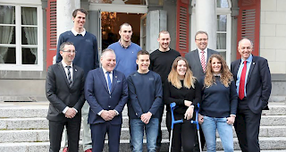 Luca Aerni, Th&eacute;o Gm&uuml;r, Patrizia Kummer, M&eacute;lanie Meillard, Daniel Yule und Ramon Zenh&auml;usern wurden vom Staatsrat am Mittwoch in der Villa de Riedmatten empfangen.