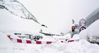 Abgeschottet. Durch anhaltende Schneef&auml;lle und die damit steigende Lawinengefahr wird der Weltkurort Zermatt immer wieder von der Aussenwelt abgeschnitten.