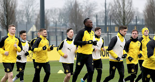 Marketing-Gag? Sprint-Legende Usain Bolt trainierte am Freitagmorgen erstmals mit den Profis von Borussia Dortmund. Der 31-j&auml;hrige Jamaikaner strebt nach eigenen Aussagen eine Karriere als Fussballer an.