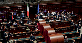 Neues Parlament. Die Mehrheit der W&auml;hler hatte sich am 4. M&auml;rz f&uuml;r EU-kritische und Anti-Establishment-Kr&auml;fte ausgesprochen. Doch weder ein B&uuml;ndnis noch eine Partei erreichte die Mehrheit im Parlament.